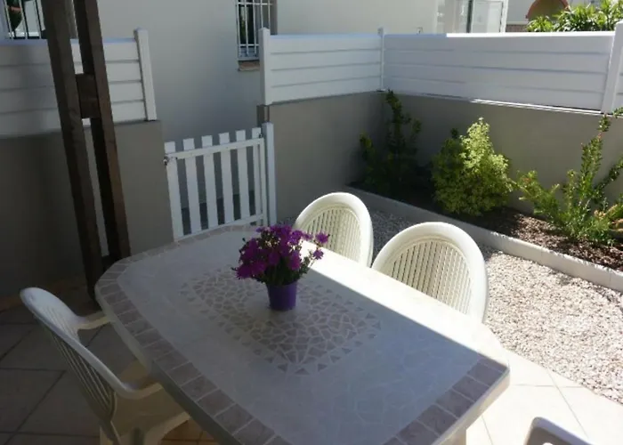 Casa vacanze Climatisée Pour 6 Avec Piscine Et Parking Proche - Fr-1-607-42 *